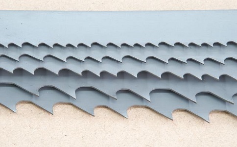 津南带锯床上的钢丝刷，对于带锯条的重要性